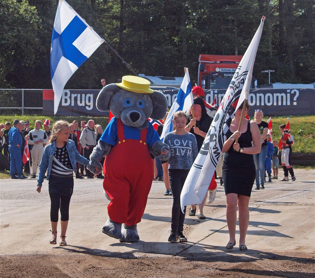 Datteren Rikke fra JP Racing (i LOVE/HATE-trøjen) fik lejlighed til at guide maskotten ved kører-præsentationen på Nysum Banen.
(Foto: Åge Keseler Kirketerp)